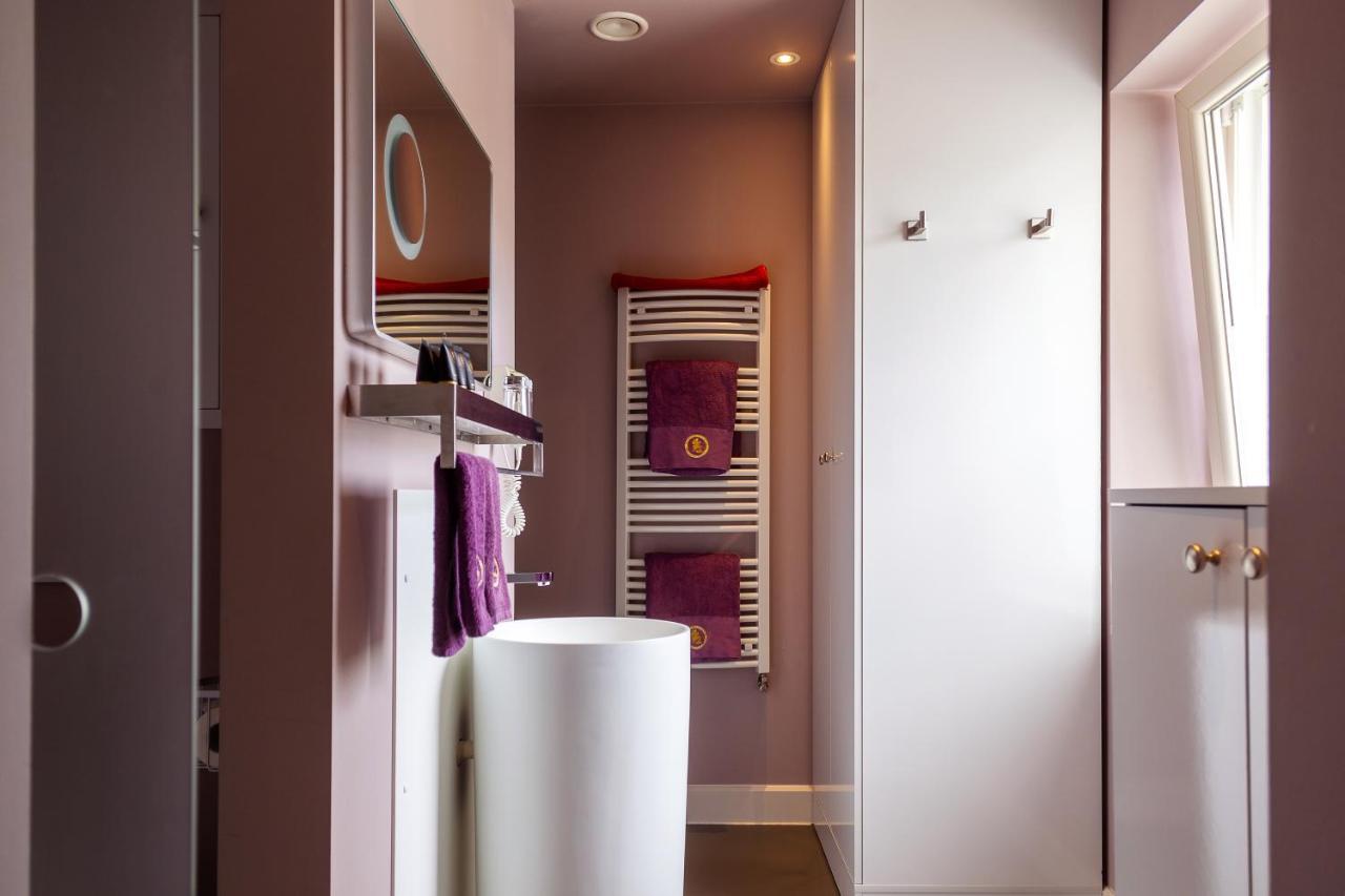 B&B Saint-Georges -Located In The City Centre Of Bruges- Kültér fotó A heated towel rail