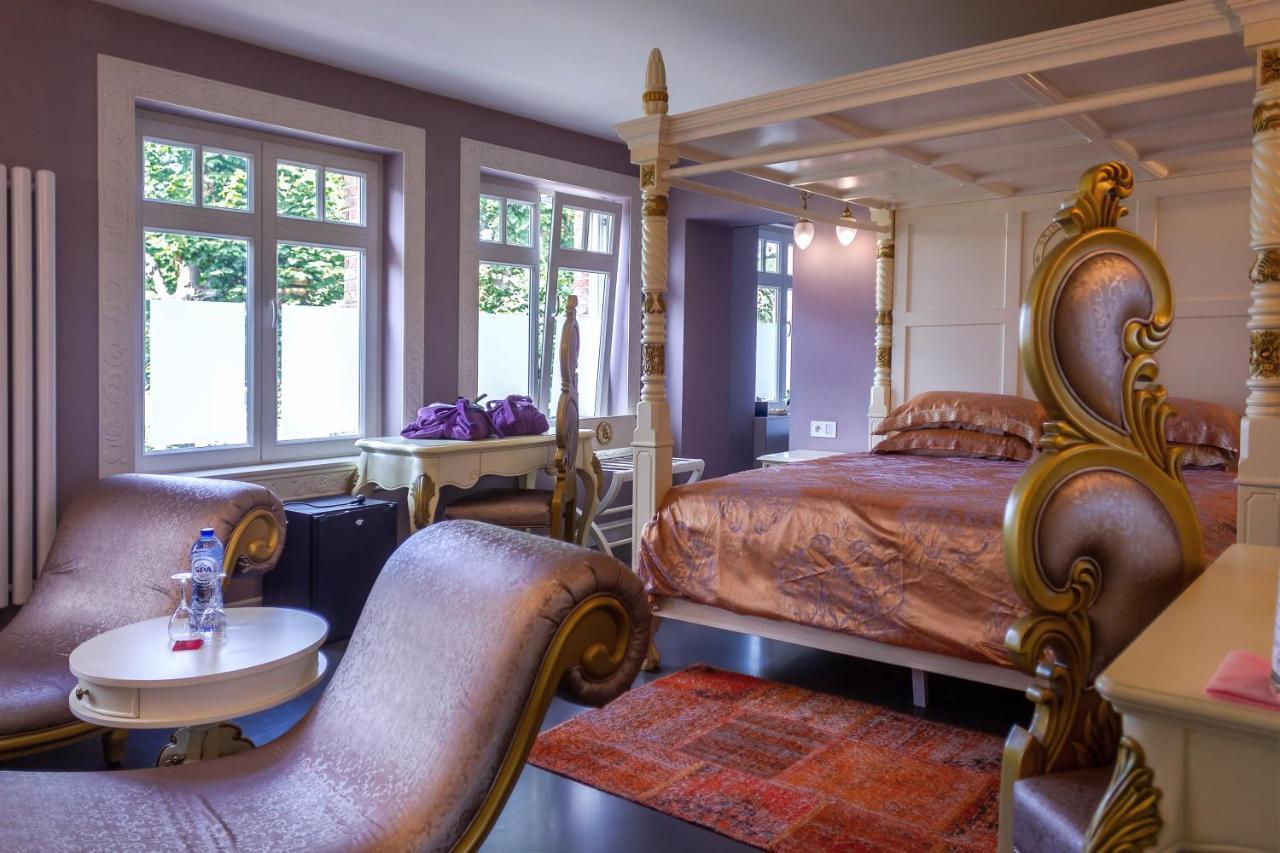 B&B Saint-Georges -Located In The City Centre Of Bruges- Kültér fotó A suite at the Hotel de la Ville