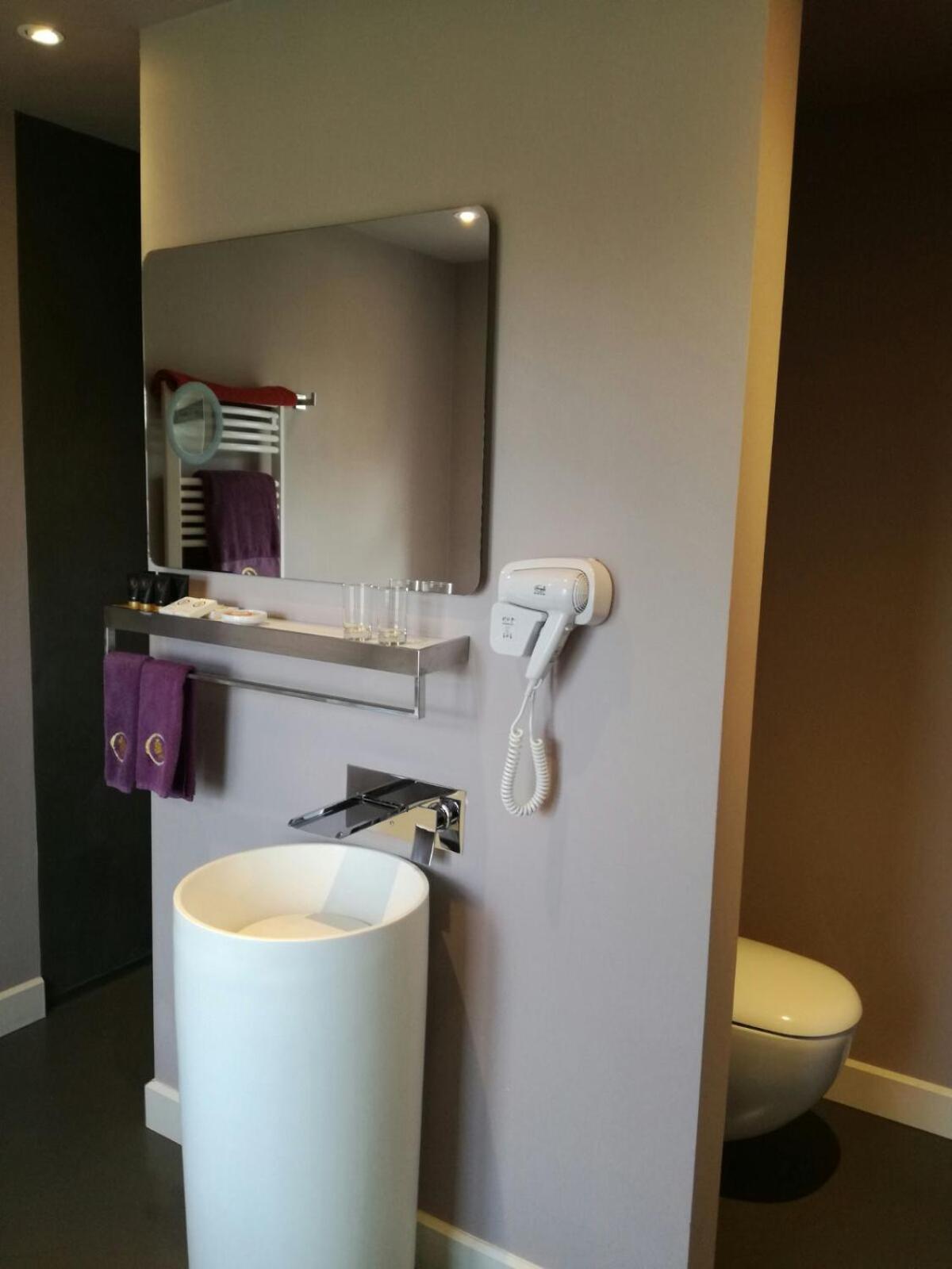 B&B Saint-Georges -Located In The City Centre Of Bruges- Kültér fotó A hair dryer mounted on a wall