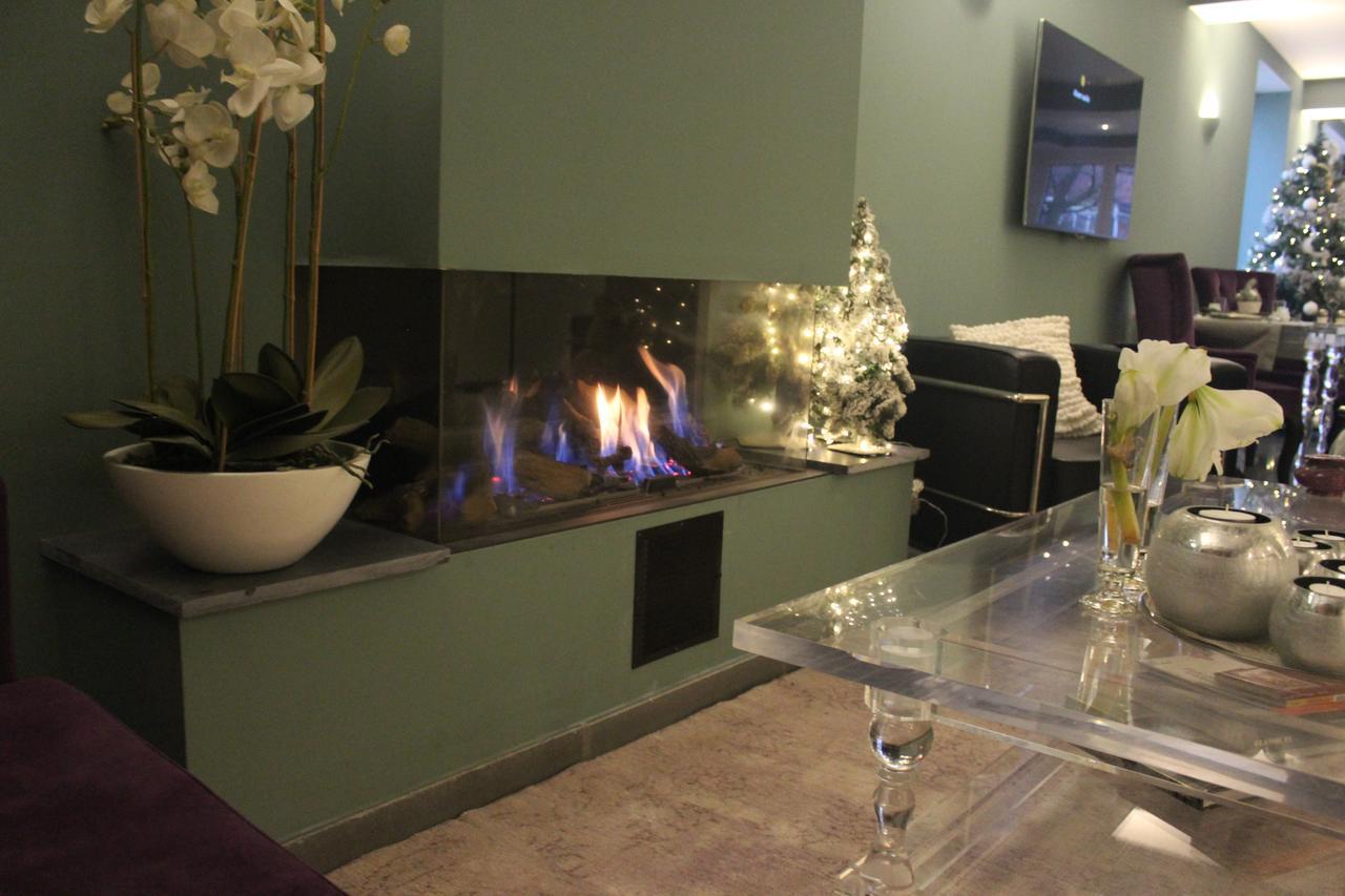 B&B Saint-Georges -Located In The City Centre Of Bruges- Kültér fotó A fireplace in the lobby of the hotel