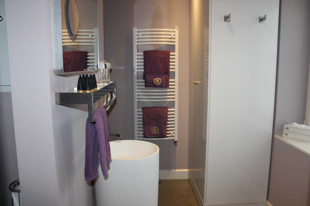 B&B Saint-Georges -Located In The City Centre Of Bruges- Kültér fotó A heated towel rail