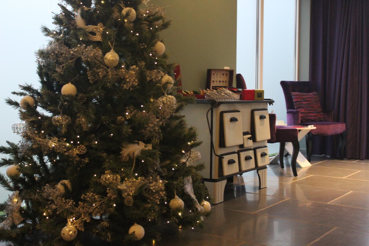 B&B Saint-Georges -Located In The City Centre Of Bruges- Kültér fotó Christmas tree at the reception desk of the hotel