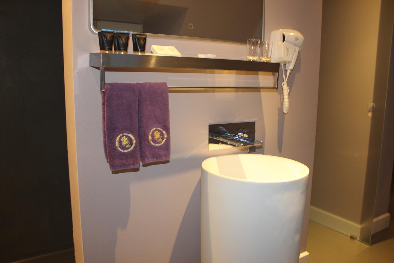 B&B Saint-Georges -Located In The City Centre Of Bruges- Kültér fotó A typical bathroom in a Premier Inn